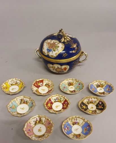 null 
Batch of Porcelain





VIENNA, Small covered bowl with handles decorated with...