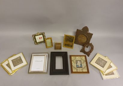 null 
Batch of frames 





Small English silver frame (view 8,5 x 5,5 cm); carved...