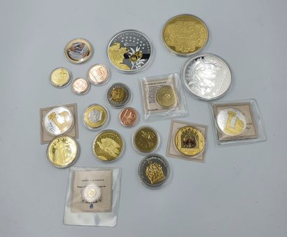 null 
Lot of commemorative or fake US dollar medals and coins, the maya calendar,...