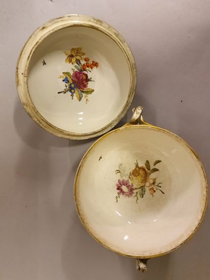null 
Batch of Porcelain





VIENNA, Small covered bowl with handles decorated with...