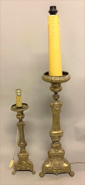 null 
Two tripod silver plated candle holders, large godronnée bobèche, fluted shaft,...