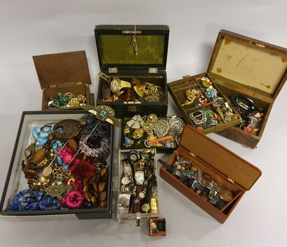 null Large lot of costume jewellery: brooches, pins, rings, earrings, watches including...
