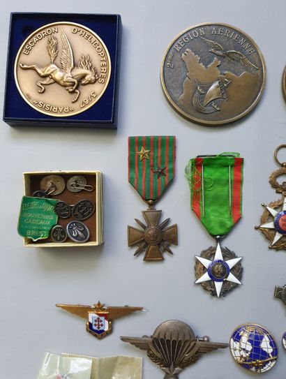 null DRAGO - ARTHUS BERTRAND & Miscellaneous 


Strong lot of military badges, military...