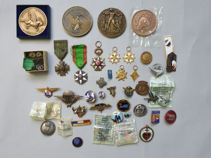 null DRAGO - ARTHUS BERTRAND & Miscellaneous 


Strong lot of military badges, military...