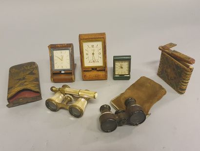 null 
Lot of trinkets and clocks: 





rectangular box in straw marquetry; papier-mâché...