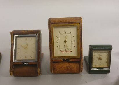 null 
Lot of trinkets and clocks: 





rectangular box in straw marquetry; papier-mâché...