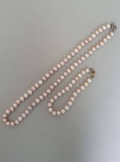 Parure en perles rose de culture composée d'un bracelet et d'un collier, fermoirs...