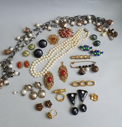 Fort lot de bijoux fantaisie comprenant : une ceinture en métal agrémentée de breloques...