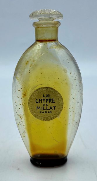 MILLAT " Le chypre " MILLAT " Le chypre " 

Flacon en verre de forme évasée. Bouchon...