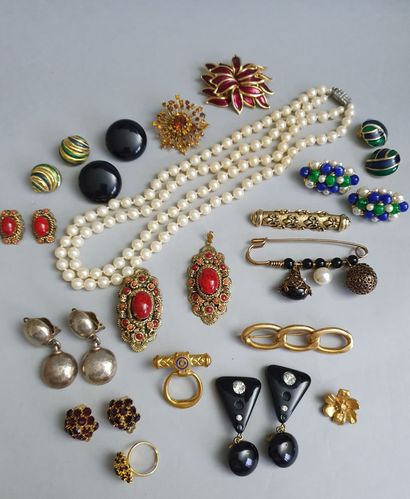Fort lot de bijoux fantaisie comprenant : une ceinture en métal agrémentée de breloques...