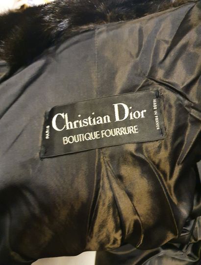 CHRISTIAN DIOR, Boutique Fourrure CHRISTIAN DIOR, Boutique Fourrure

Manteau en fourrure

Déchirure...