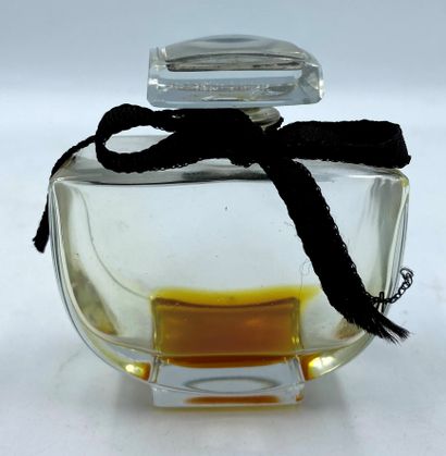 CARON " Narcisse Noir " CARON " Narcisse noir " 

Flacon en cristal ? de forme évasée....