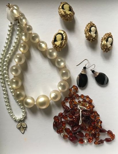 Lot comprenant : Lot comprenant : 

- collier trois rangs en perles de verre imitant...