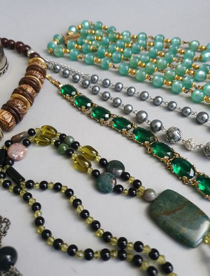 Fort lot de bijoux fantaisie comprenant : trois colliers en perles colorées et en...