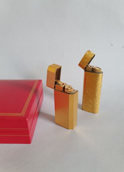 Cartier CARTIER

Deux briquets en métal doré signés et numérotés.

Hauteur : 6 cm...