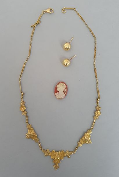Lot comprenant un collier en or jaune 18K (750 millièmes) motif guirlandes de fleurs;...