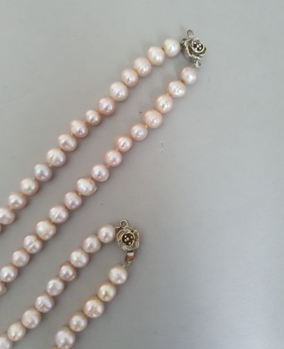 Parure en perles rose de culture composée d'un bracelet et d'un collier, fermoirs...