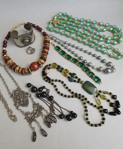 Fort lot de bijoux fantaisie comprenant : trois colliers en perles colorées et en...