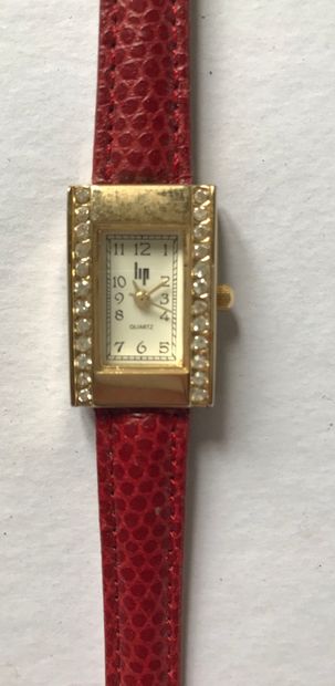 LIP LIP

Bracelet montre de dame en métal doré et strass, bracelet en cuir rouge,...