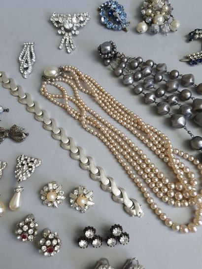 Lot de bijoux fantaisie comprenant : deux colliers ras du cou dont un à quatre rangs...