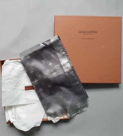 Louis Vuitton LOUIS VUITTON

Petite étole en soie monogramme gris. Longueur 115 cm

Dans...