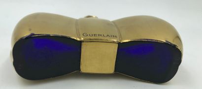 GUERLAIN, Coque d'or , flacon en cristal bleu de Baccarat recouvert de dorure titré...
