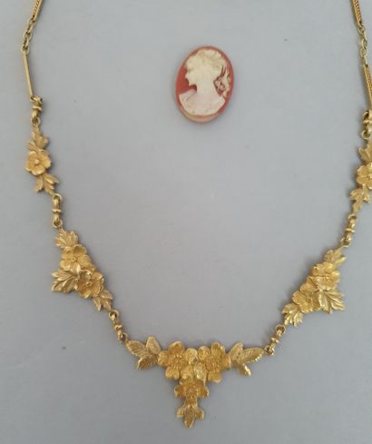 Lot comprenant un collier en or jaune 18K (750 millièmes) motif guirlandes de fleurs;...