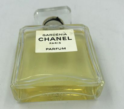 CHANEL, flacon en verre épaulement arrondi, étiquette titré "Gardenia Chanel Paris",...