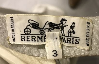 HERMES - Paris Exclusif 
HERMES - Paris Exclusif




Ensemble en soie gris pâle comprenant:...