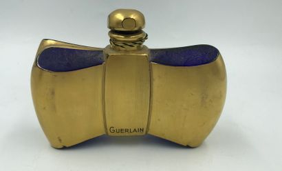 GUERLAIN, Coque d'or , flacon en cristal bleu de Baccarat recouvert de dorure titré...