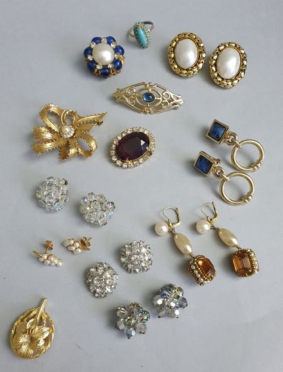 Lot de bijoux fantaisie comprenant : cinq paires de clips d'oreilles divers, deux...