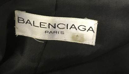BALENCIAGA - Paris BALENCIAGA - Paris

ROBE noir et boutons dorés monogrammés, deux...