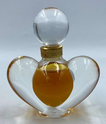 NINA RICCI " Farouche " NINA RICCI "Farouche 

Crystal bottle, heart shape. Ball-shaped...