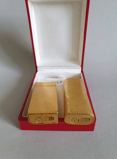 Cartier CARTIER

Deux briquets en métal doré signés et numérotés.

Hauteur : 6 cm...