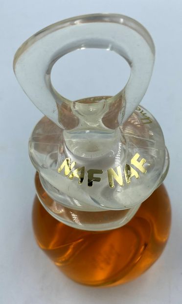 NAF NAF NAF NAF " Une touche de Naf Naf " 

Flacon en verre de forme sculpturale....