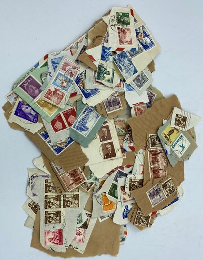 1 Carton Vrac du Monde Entier SM et Moderne sur fragment en majorité timbres d'Egypte....