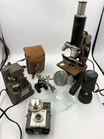 Lot comprenant : Lot including : 

- EMARDELEY Paris Microscope with three black...