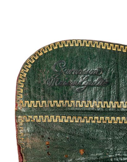 Rare portefeuille «du Cabinet noir » en maroquin rouge, bordures dorées aux fers...
