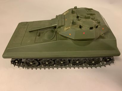 Lot de maquettes de tanks en plastique avec quelques éléments Dinky Toys en métal...
