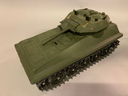 Lot de maquettes de tanks en plastique avec quelques éléments Dinky Toys en métal...