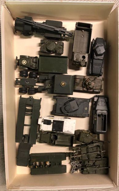 SOLIDO. DINKY TOYS SOLIDO. DINKY TOYS

Lot d’engins militaires, chars, camions porte...