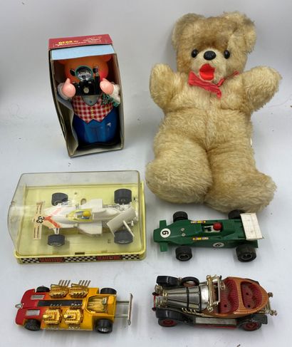 Lot de jouets divers comprenant : ours parleur, ours photographe (Boite d’origine),...