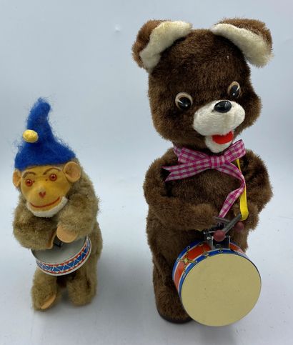 Deux jouets à batterie et mécanique figurant un ours et un singe jouant du tambour...
