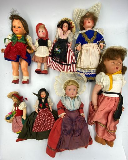 Boite de huit poupées folkloriques anciennes, années 50 Boite de huit poupées folkloriques...