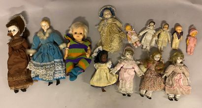 Lot de POUPEES modernes (13 pièces) dans l’esprit des poupées anciennes avec tête...