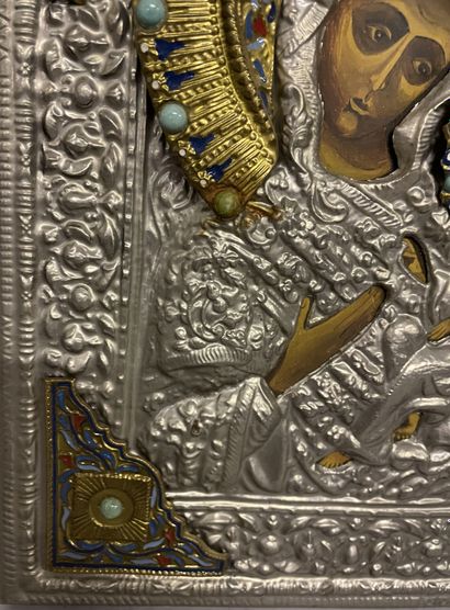 ICONE moderne figurant une Vierge à l'Enfant avec un oklad en métal émaillé ICONE...
