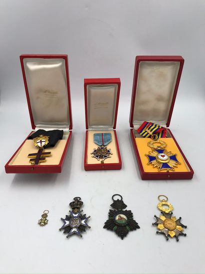 Lot de sept médailles commémoratives : une ressemble à l’Ordre du Lion et du Soleil...