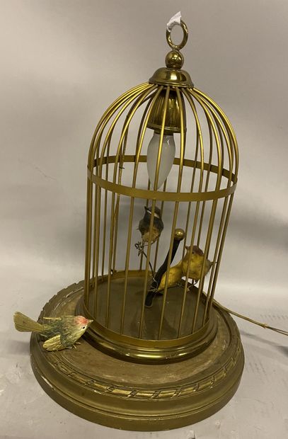 LAMPE en forme de cage à oiseaux en métal doré et trois oiseaux, sur son socle en...