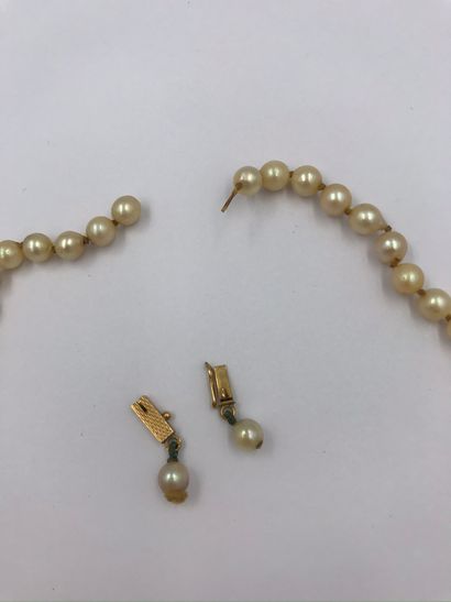 COLLIER de perles de culture deux rangs, fermoir en or gris et écats de brillants...