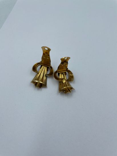 DEUX CLIPS en métal doré en forme de noeud à motif de cordage en chute DEUX CLIPS...